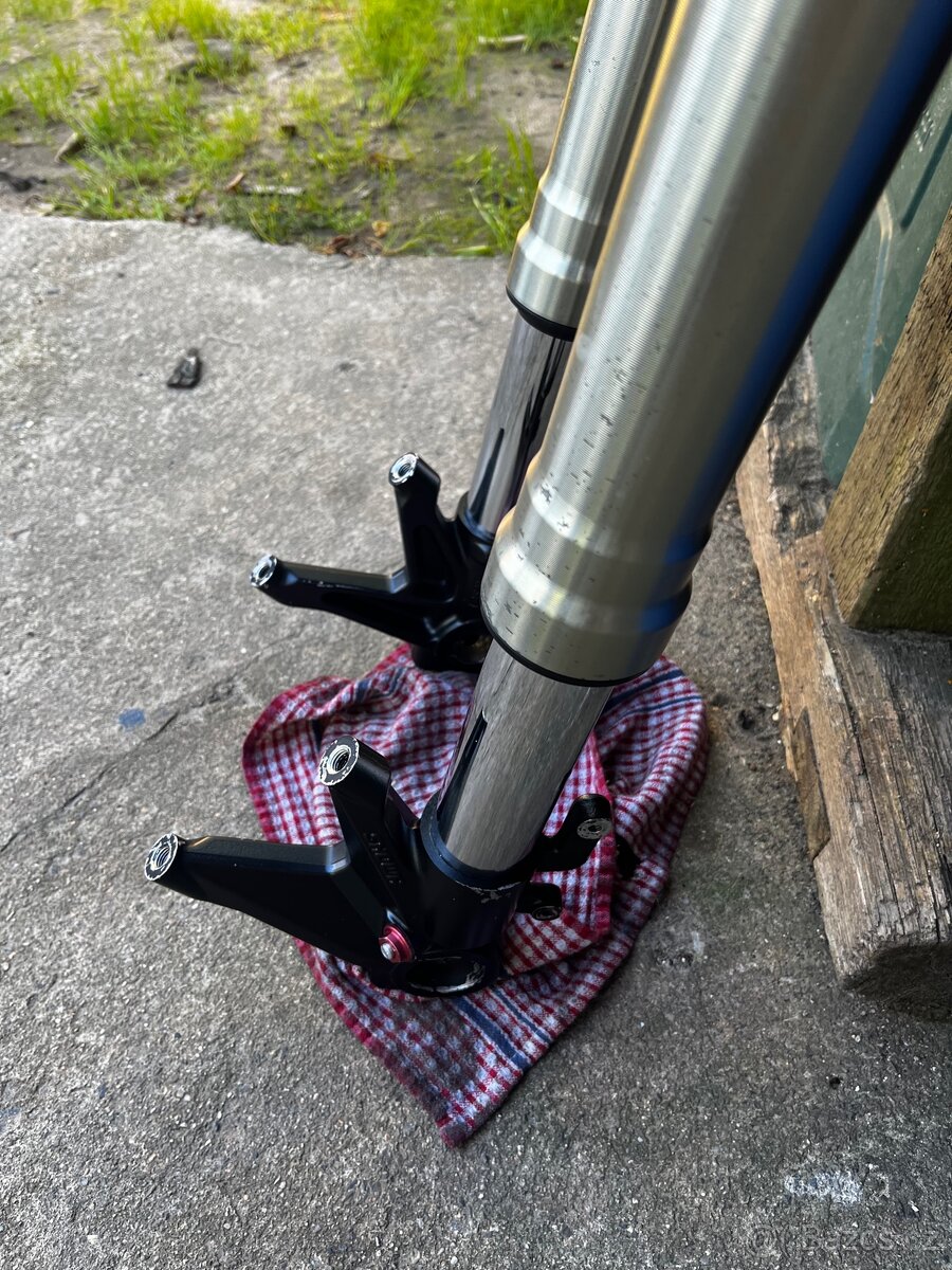 Kompletní vidlice Ducati Streetfighter 1098 + brýle - 4