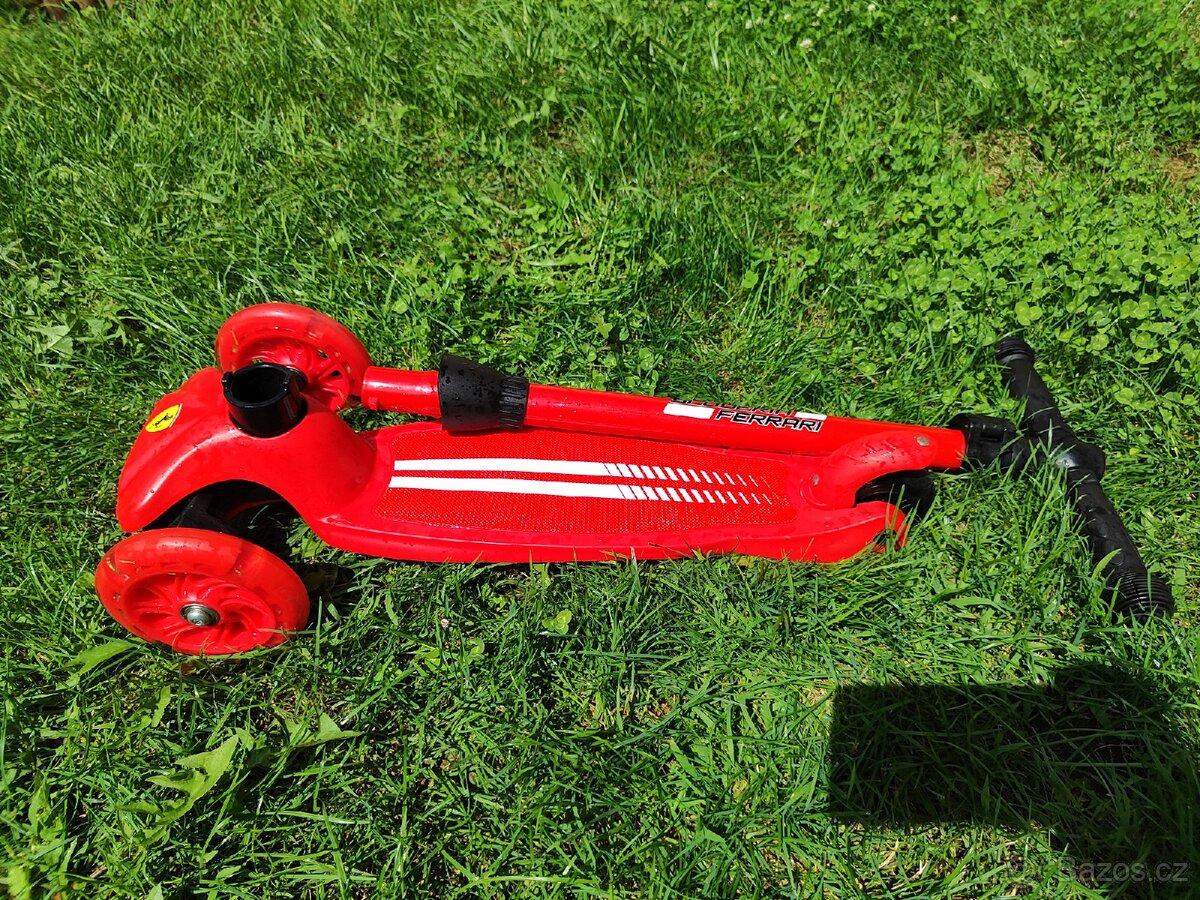 Dětská tříkolová koloběžka Ferrari (Shell edice) - 4