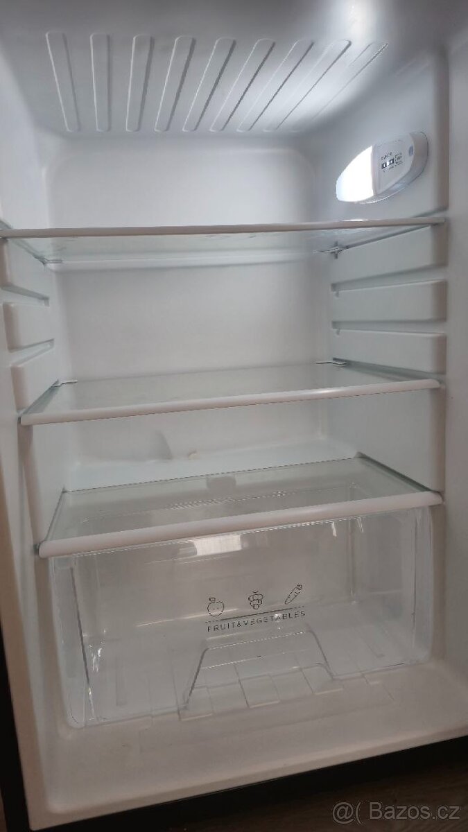 Prodám malou černou lednici (bez mrazáku) – v záruce - 4