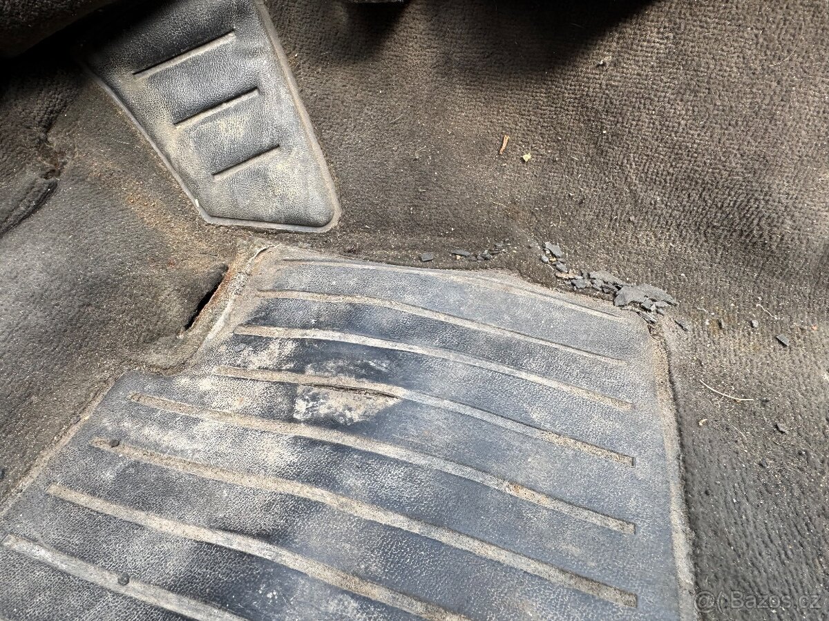 BMW E30 černý koberec 6vál - 4