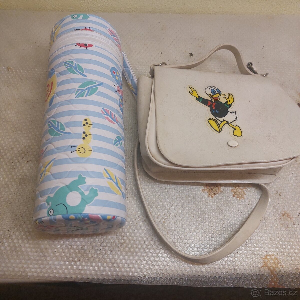 Stará dětská kabelka a termoska. - 4