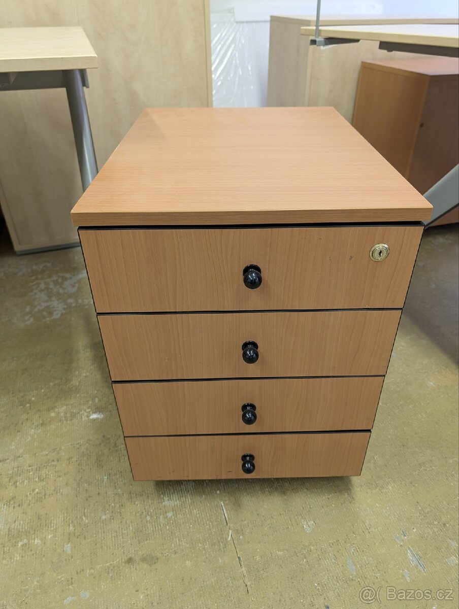 Různý kancelářský nábytek - 4