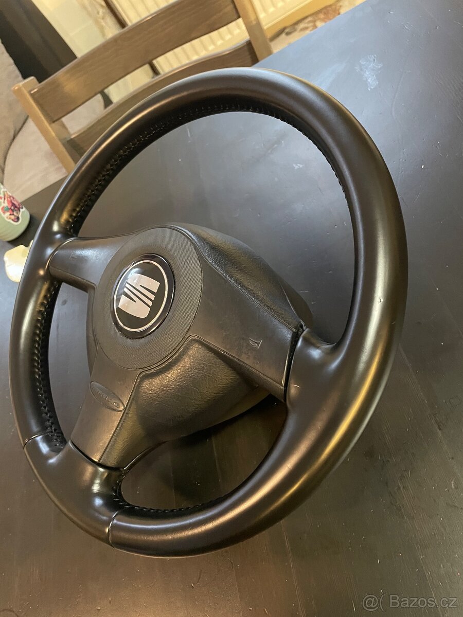 Tříramenný kožený volant SEAT - 4