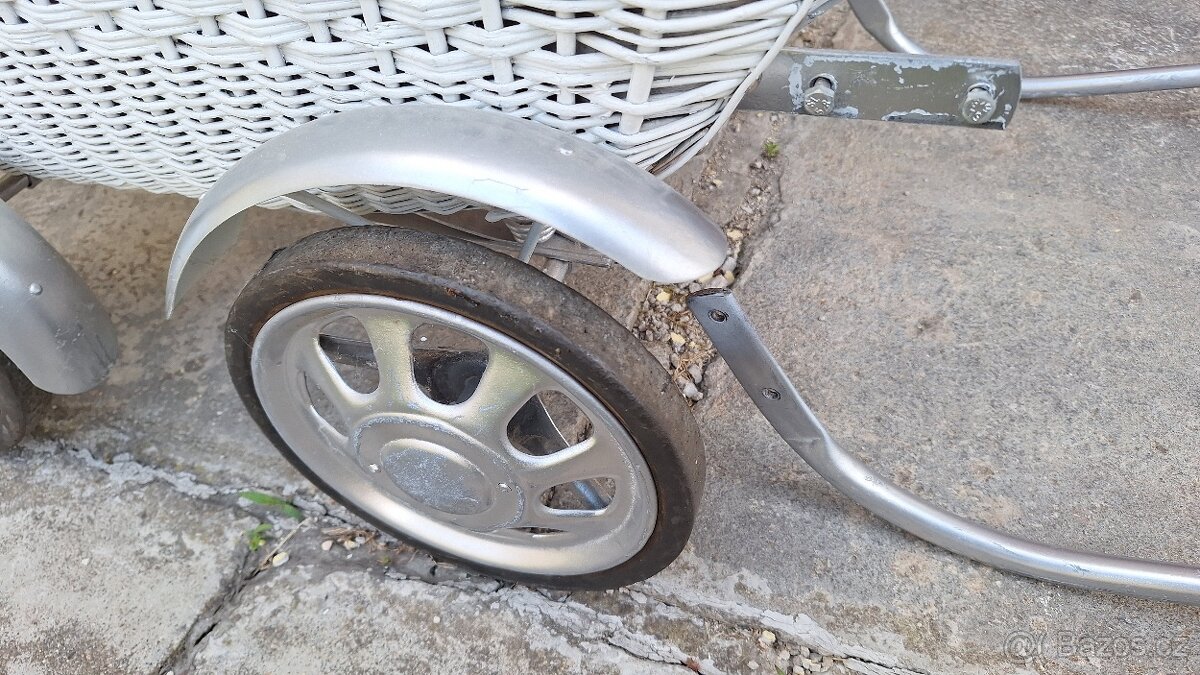 Poválečný kočárek pro miminka - 4