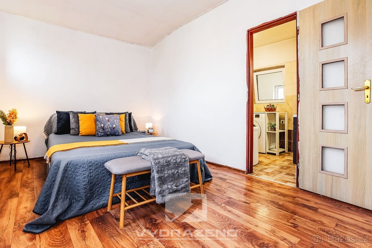 Dům (242 m2) s byty 4+kk (95,4 m2) a 3+kk (146,8 m2) v OV, Č - 4