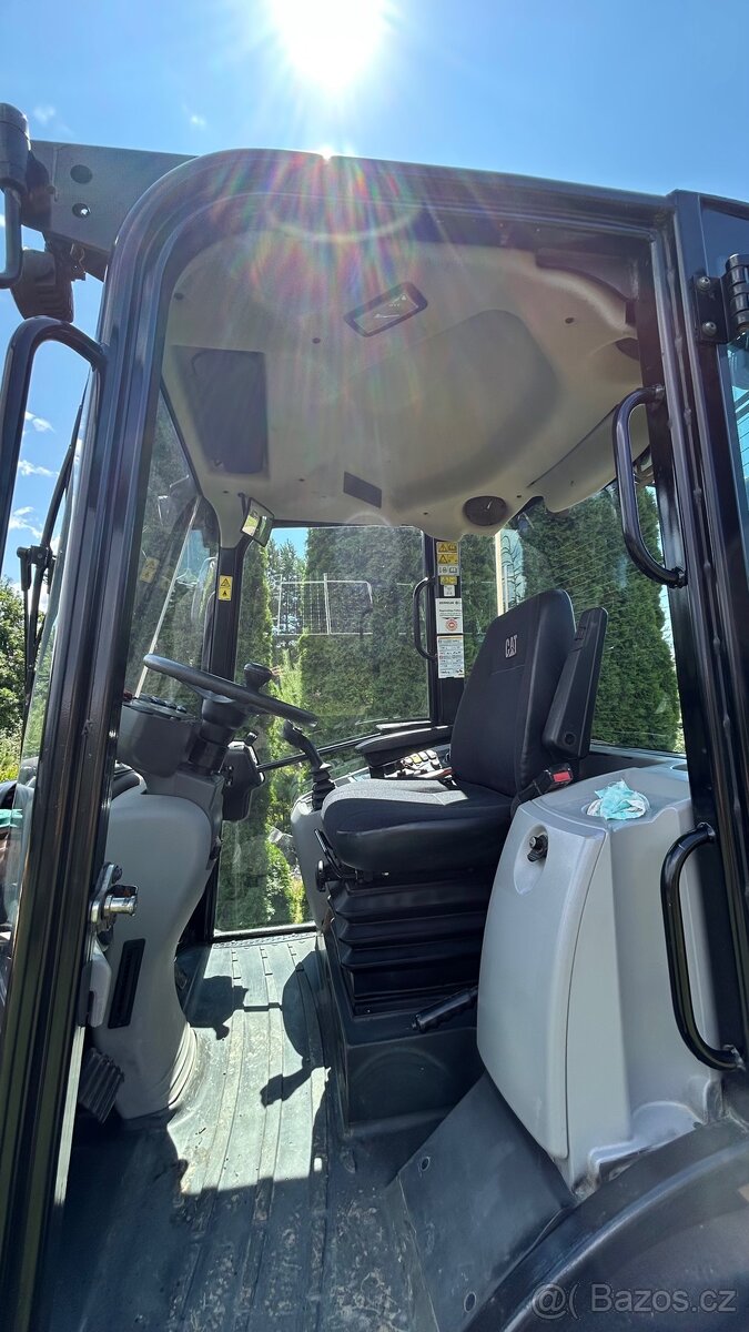 Nakladač CATERPILLAR 908M - 4