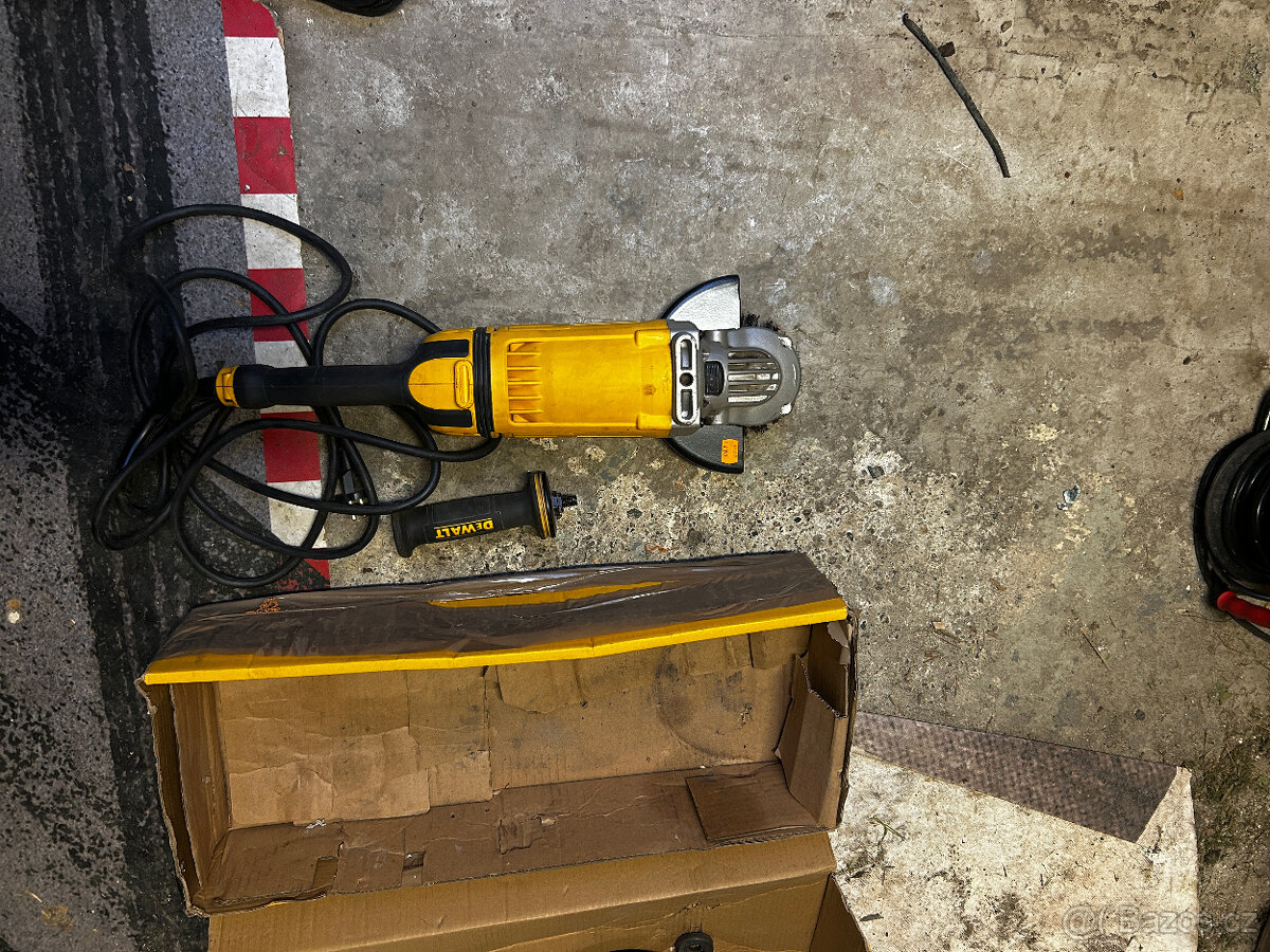TÉMĚŘ NOVÁ Úhlová bruska 180mm DeWALT DWE4557 - 4
