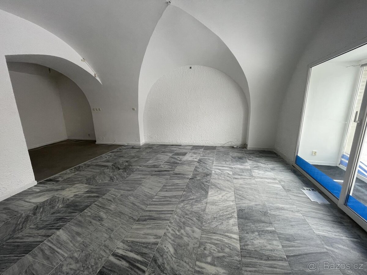 pronájem prostor k podnikání v centru města v přízemí - 4