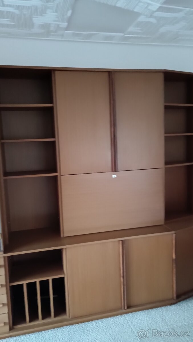 Prostorná obývací stěna v dekoru dřeva – retro/klasika - 4