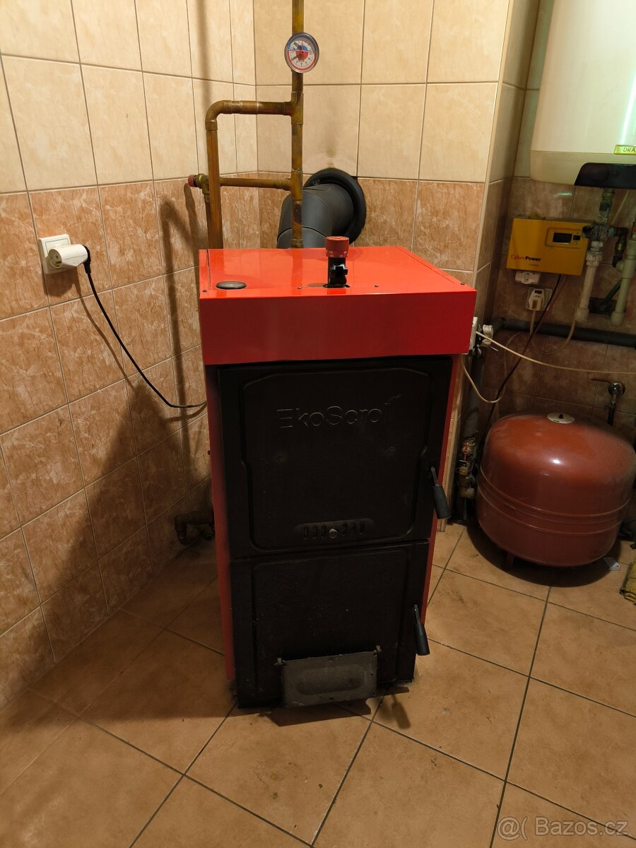 Krásný litinový kotel - 4