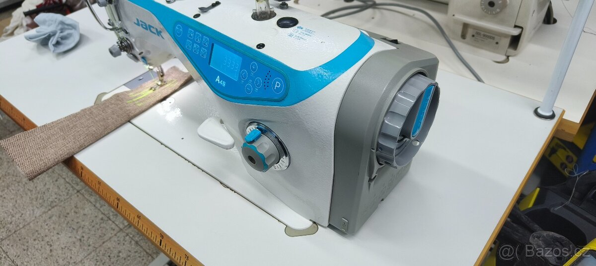 Průmyslový automatický šicí stroj Jack A4s - 4