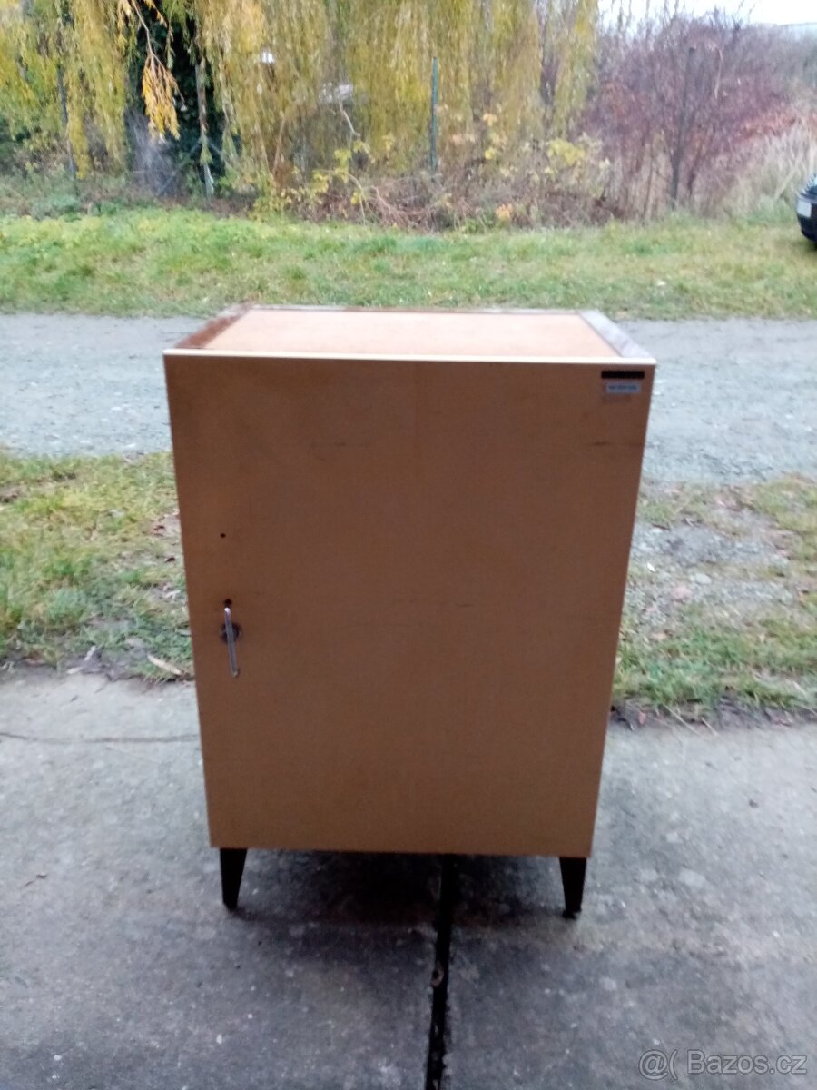 Dílenské stolky a skřínka - 4