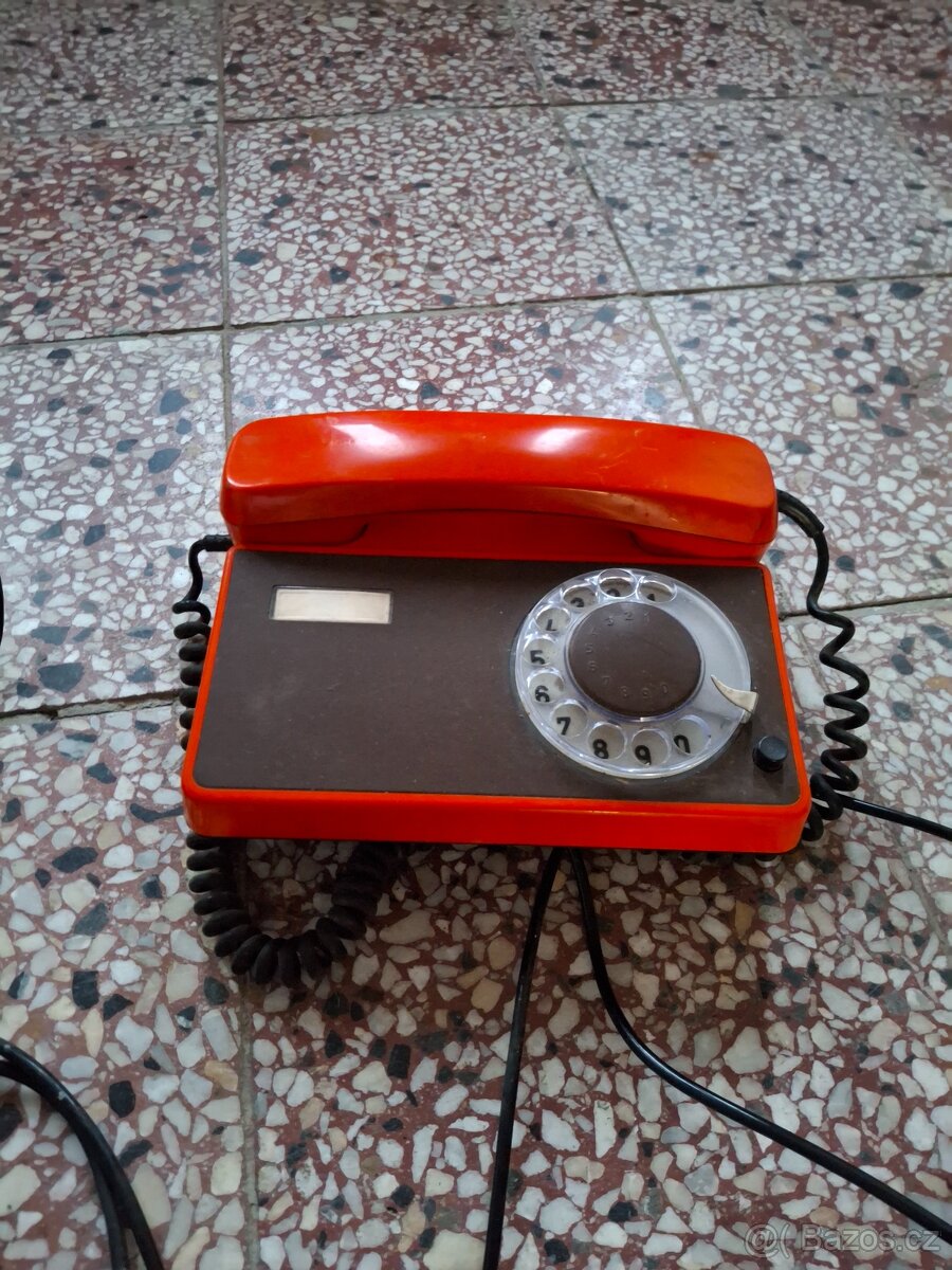 Staré telefony, červený, oranžový, černý - 4