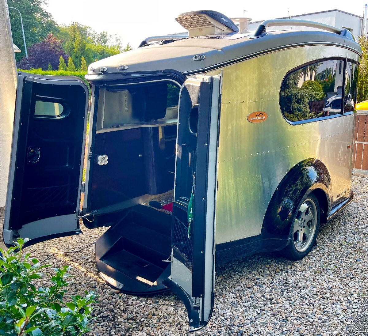 Prodám americký obytný přívěs Airstream BaseCamp - 4