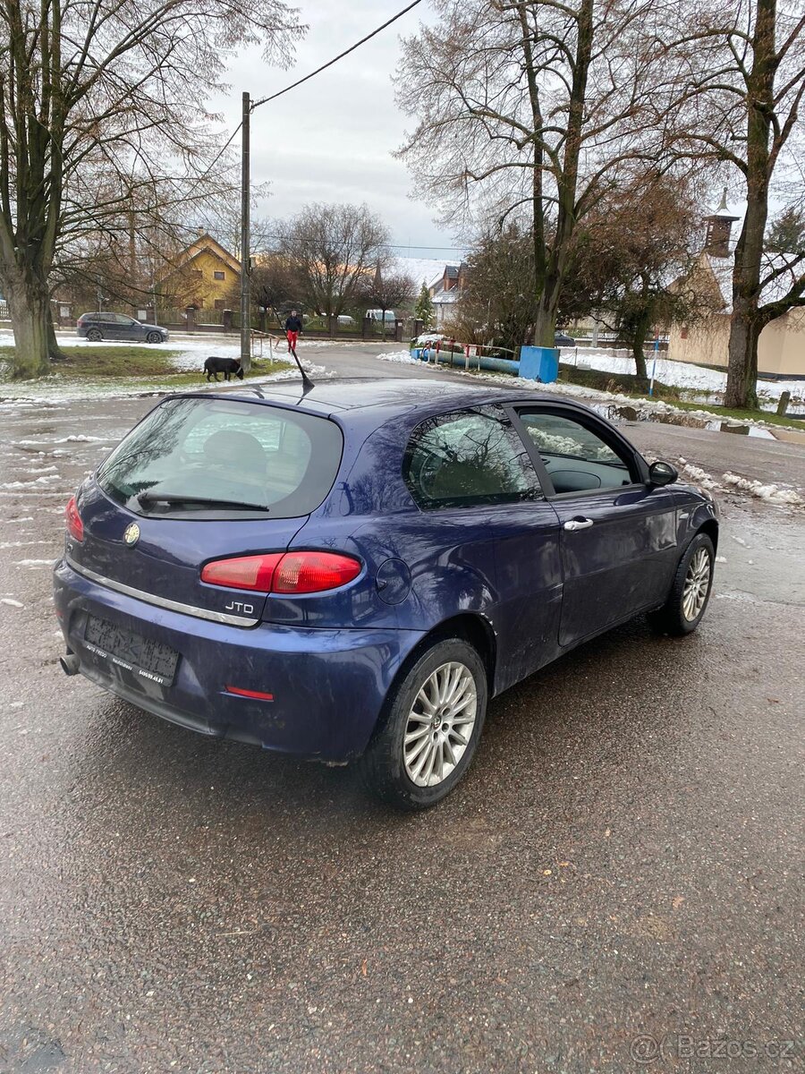 Alfa Romeo 147 1,9 JTD rok 2005 klima - 4