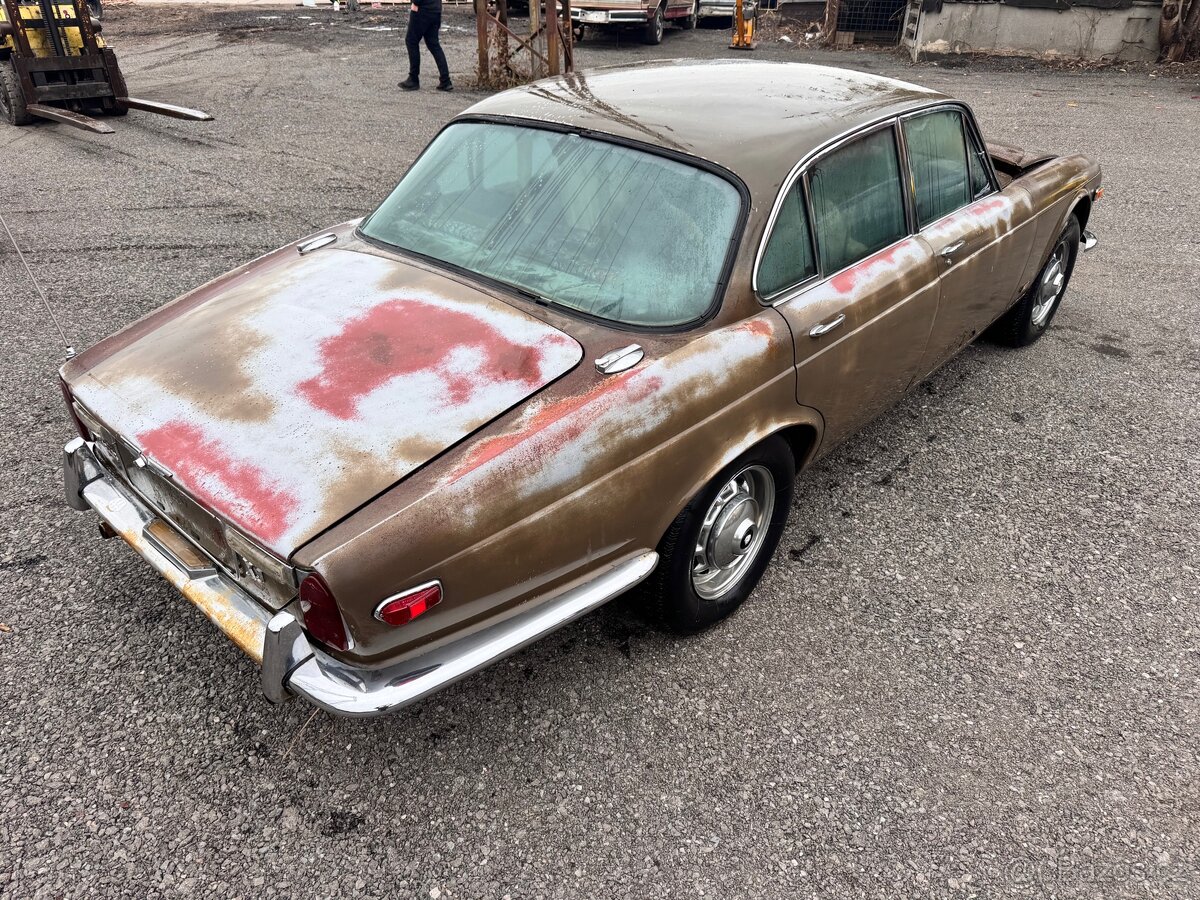 Jaguar XJ6 - 4