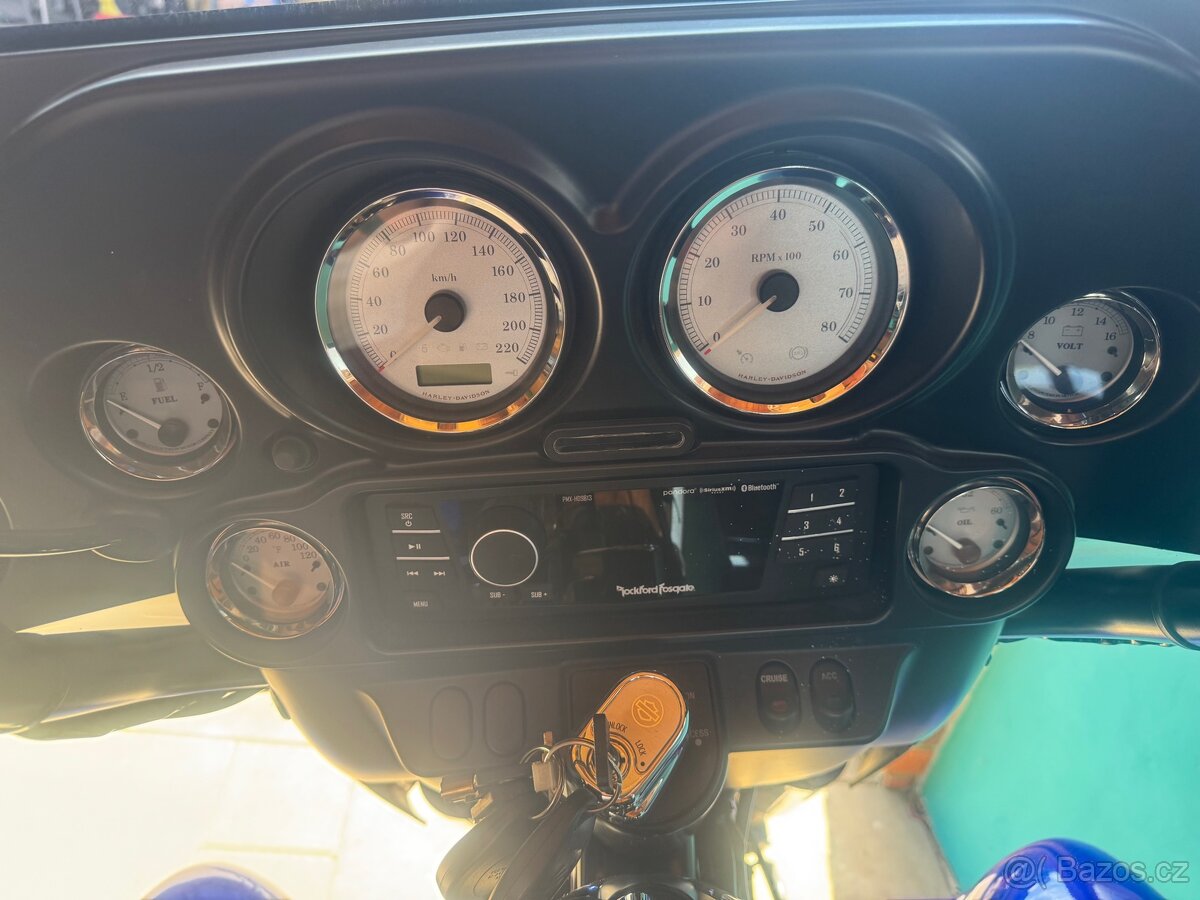 Harley-Davidson FLHX - 4