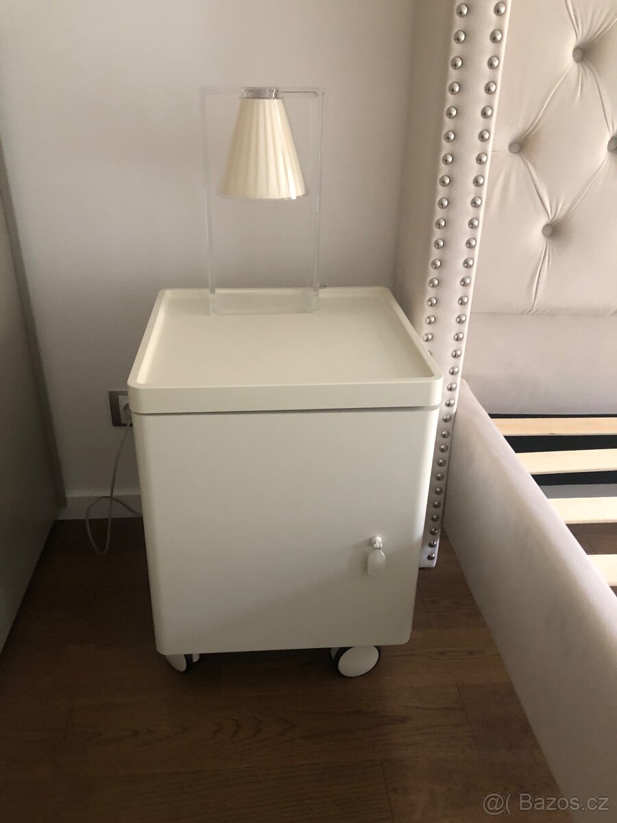 Velká komoda a dva noční stolky na kolečkách - 4