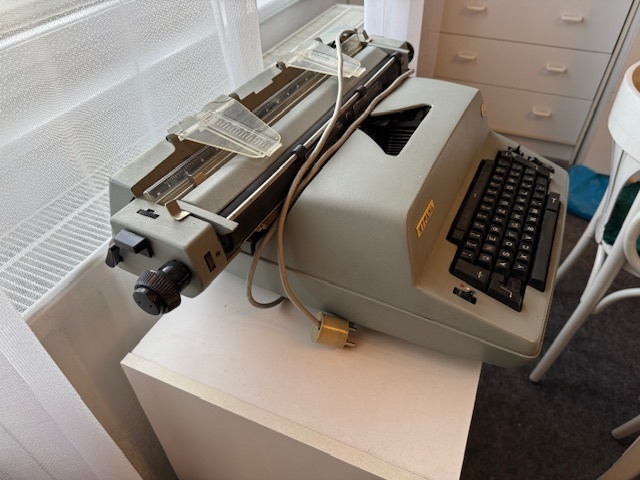 Starý elektrický psací stroj Jatraň - USSR - 4