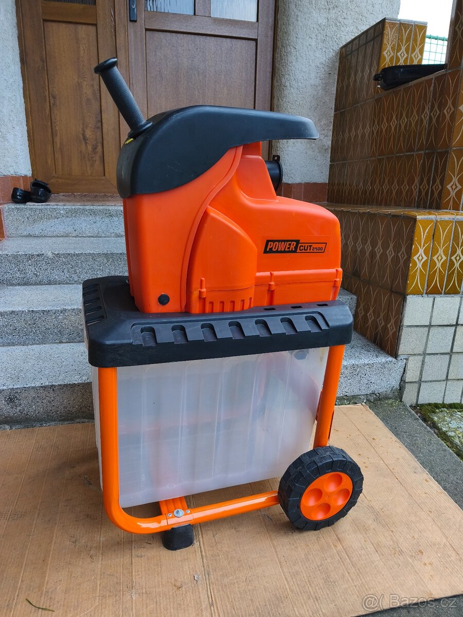 Prodám elektrický Zahradní drtič Powercut 2500. - 4
