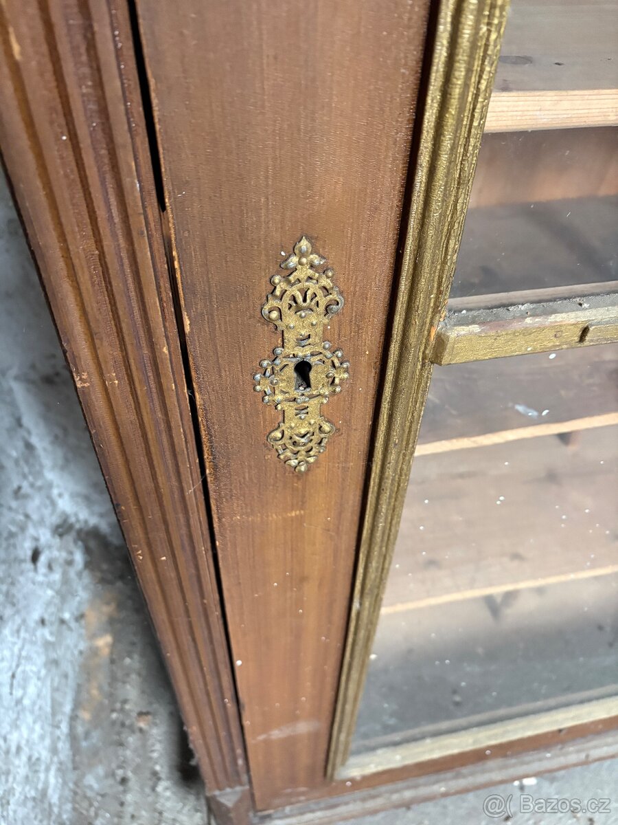 Starožitná skříň 1 - 4