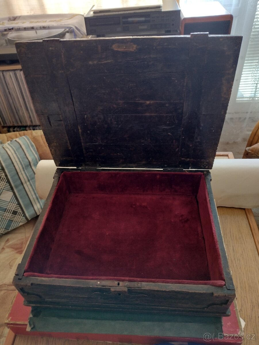 Starožitná vyřezávaná skříňka, šperkovnice - 4