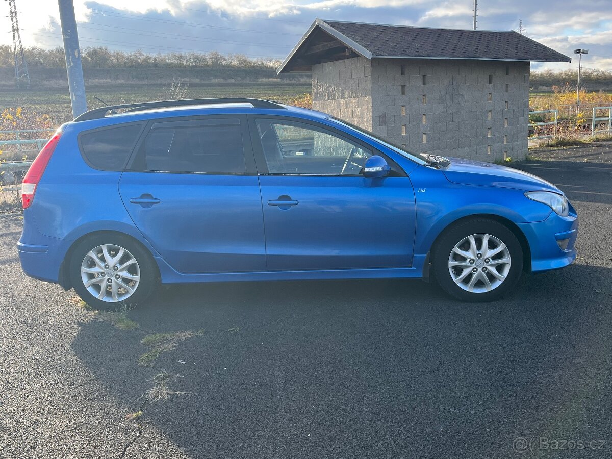 Hyundai I30cw 1,6i 92kw VYHŘÍVANÁ SEDADLA - 4