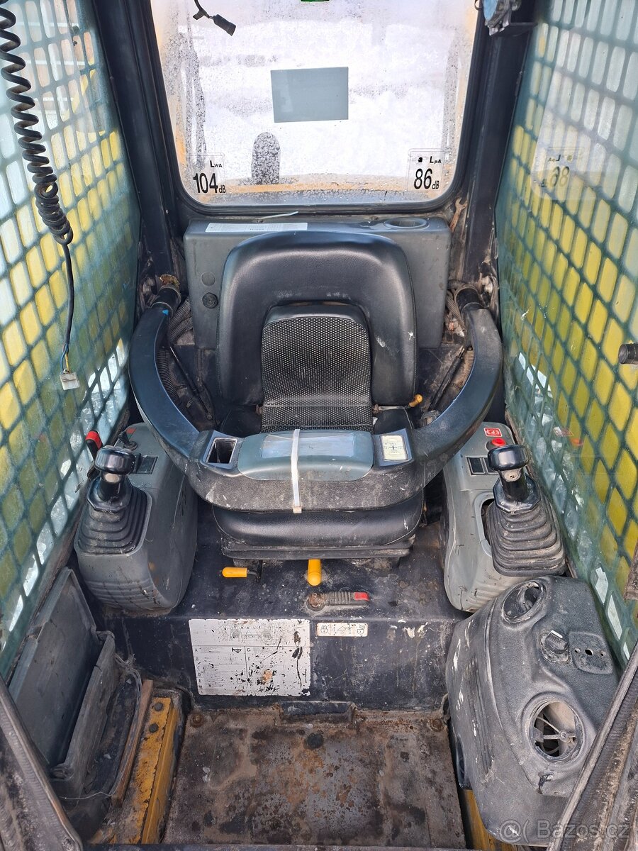 Smykovy nakladac komatsu sk818 utility - 4