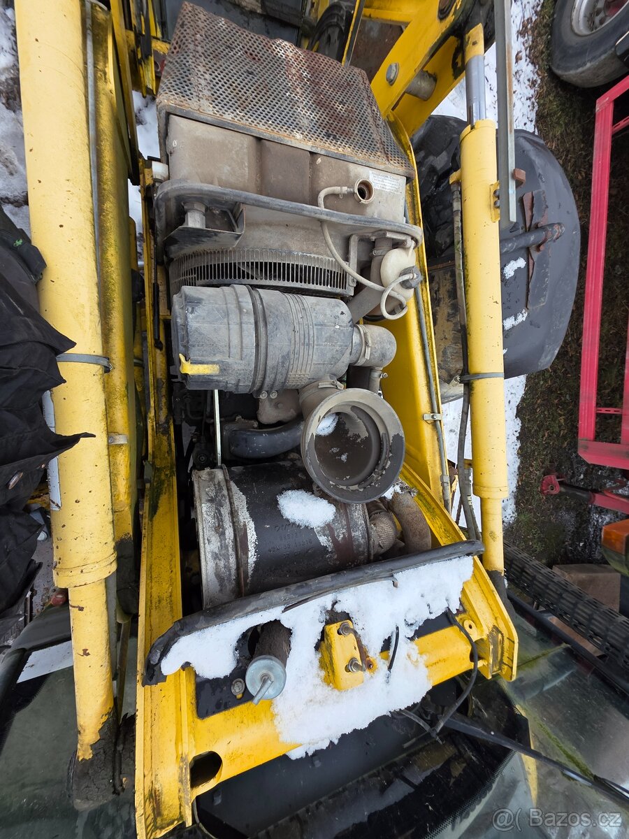 Dily z traktorbagru Komatsu wb 97 - 4