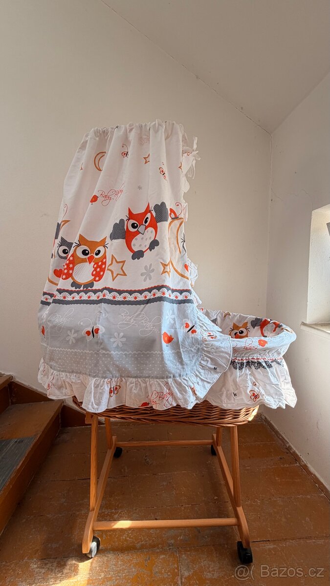 Dětská proutěná postýlka (koš) na kolečkách - 4