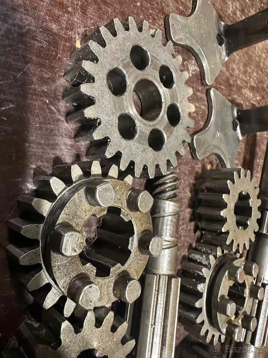 Predám komplet prevodovka JAWA 250 350 v dobrom stave - 4