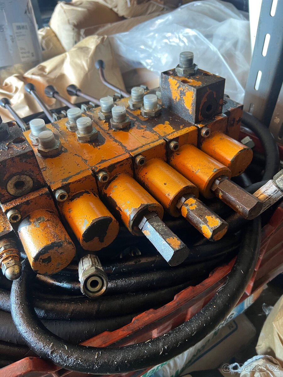 Hydraulický rozvaděč 6 páček velmi masivní - 4