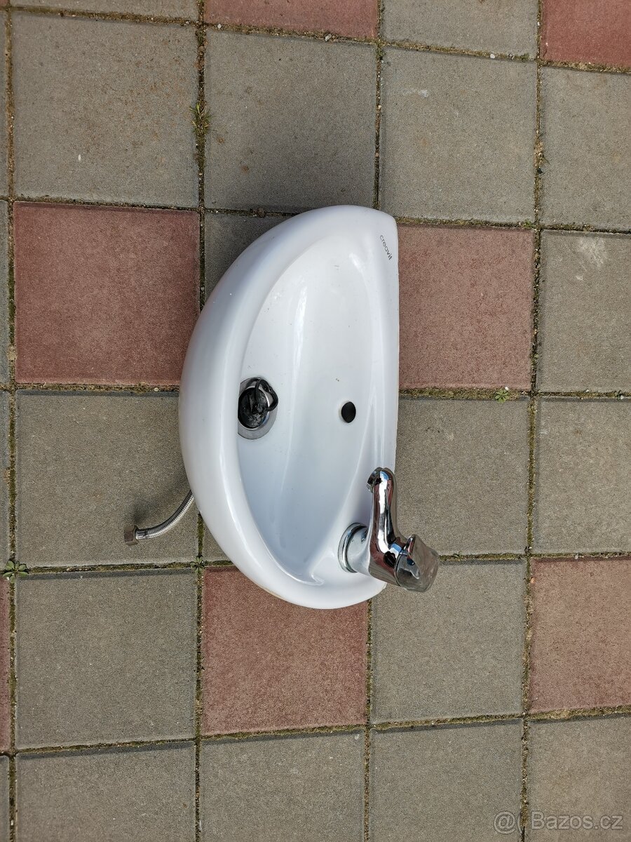 PRODÁM MALÉ UMYVADLO + vodov.baterie - 4