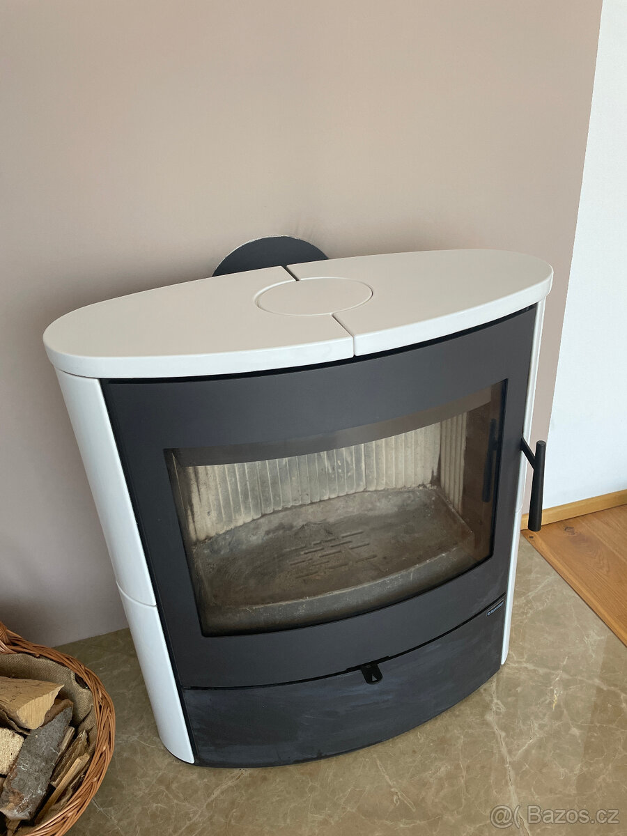 Moderní krbová kamna s bílými kachlemi - téměř nová - 4