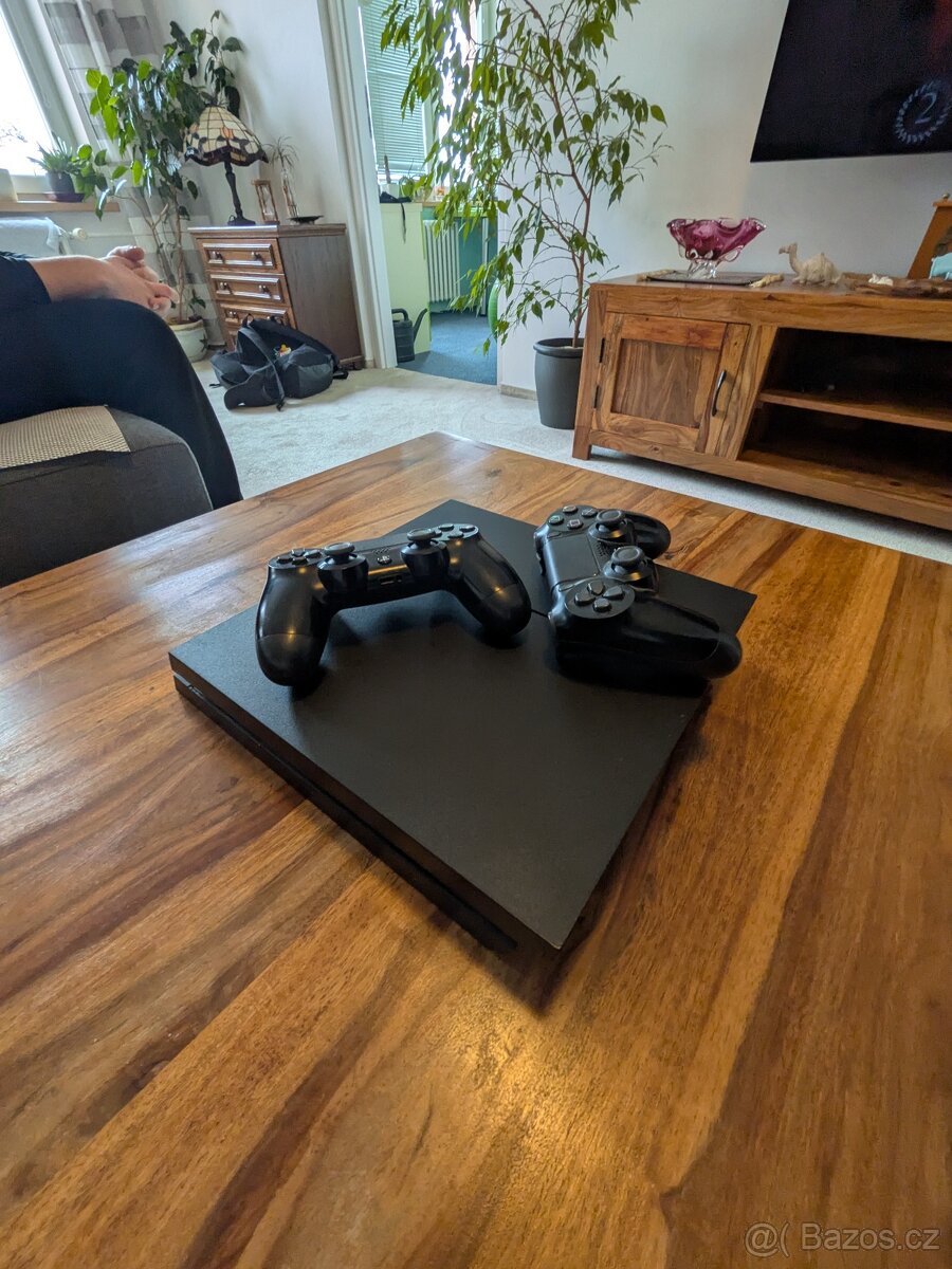PlayStation 4 s dvěma ovladači - 4