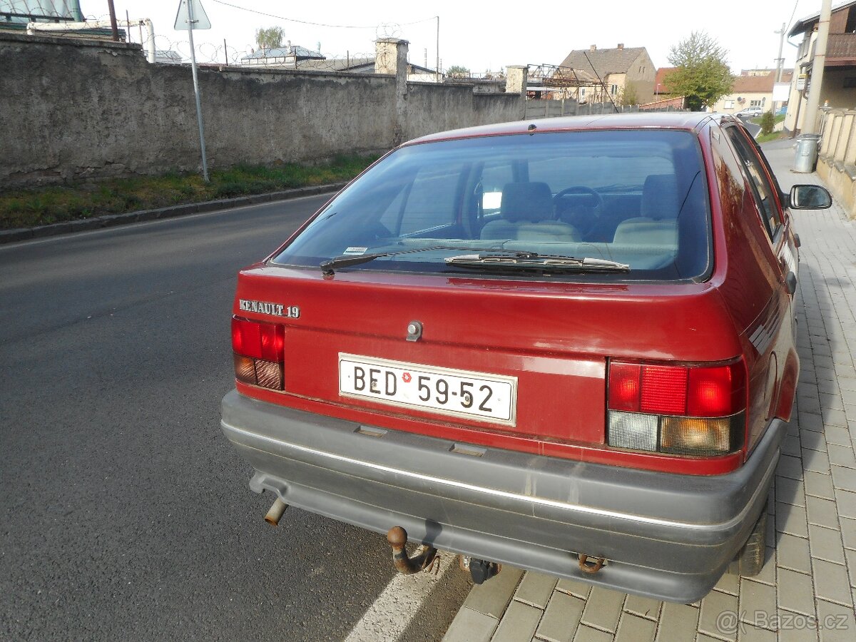 Renault 19 I tmavě červená barva - 4
