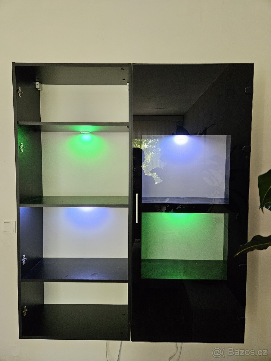 Závěsná vitrína s LED osvětlením - 4