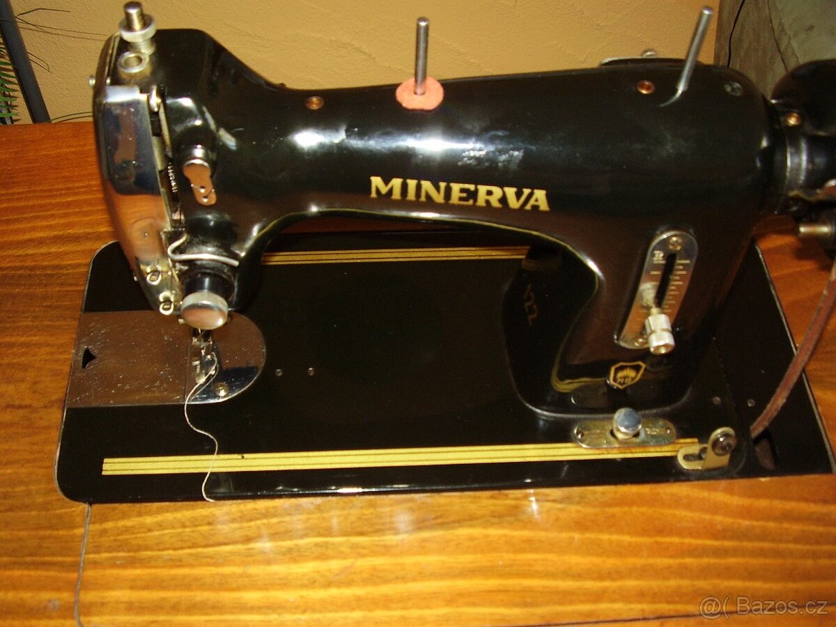 Starý šicí stroj - 4