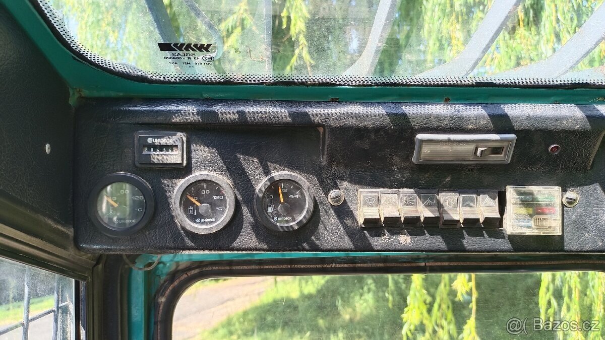 Smykový nakladač Locust 752 - 4