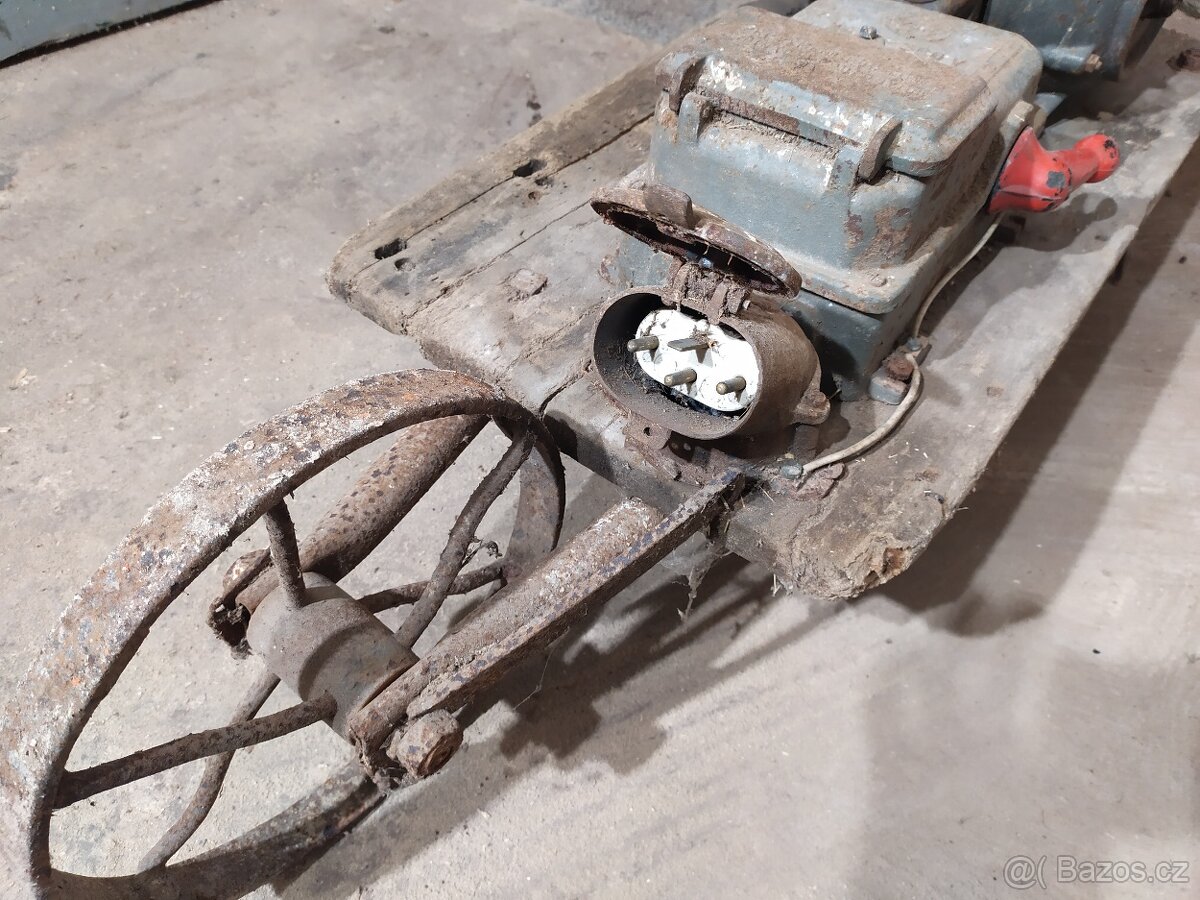 Elektromotor Sousedík na podvozku - 4