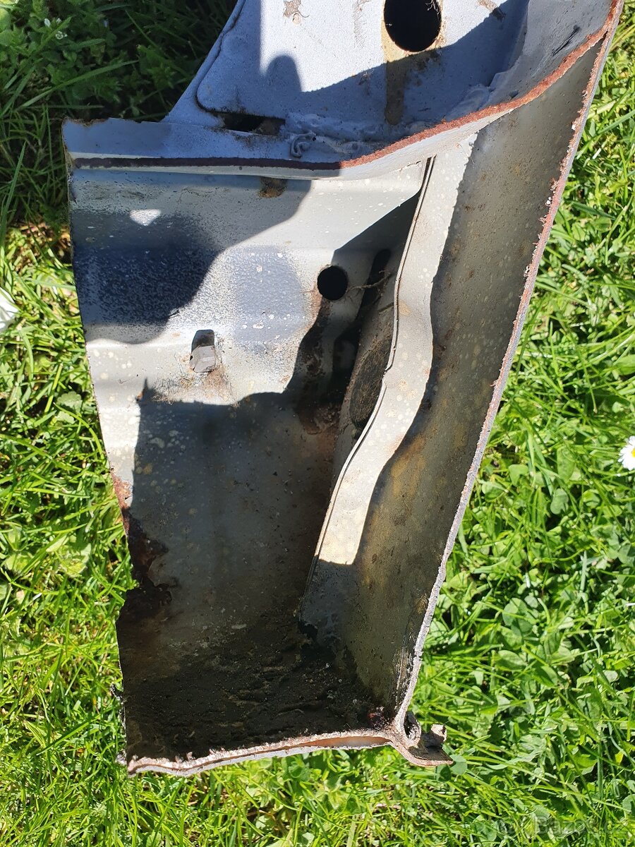 Mercedes W124 pravý zadní blatník kombi - 4