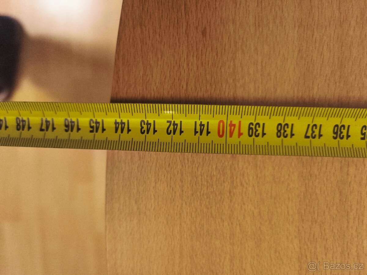 Prodám rozkládací kulatý kuchyňský stůl a 4 dřevěné židle. - 4