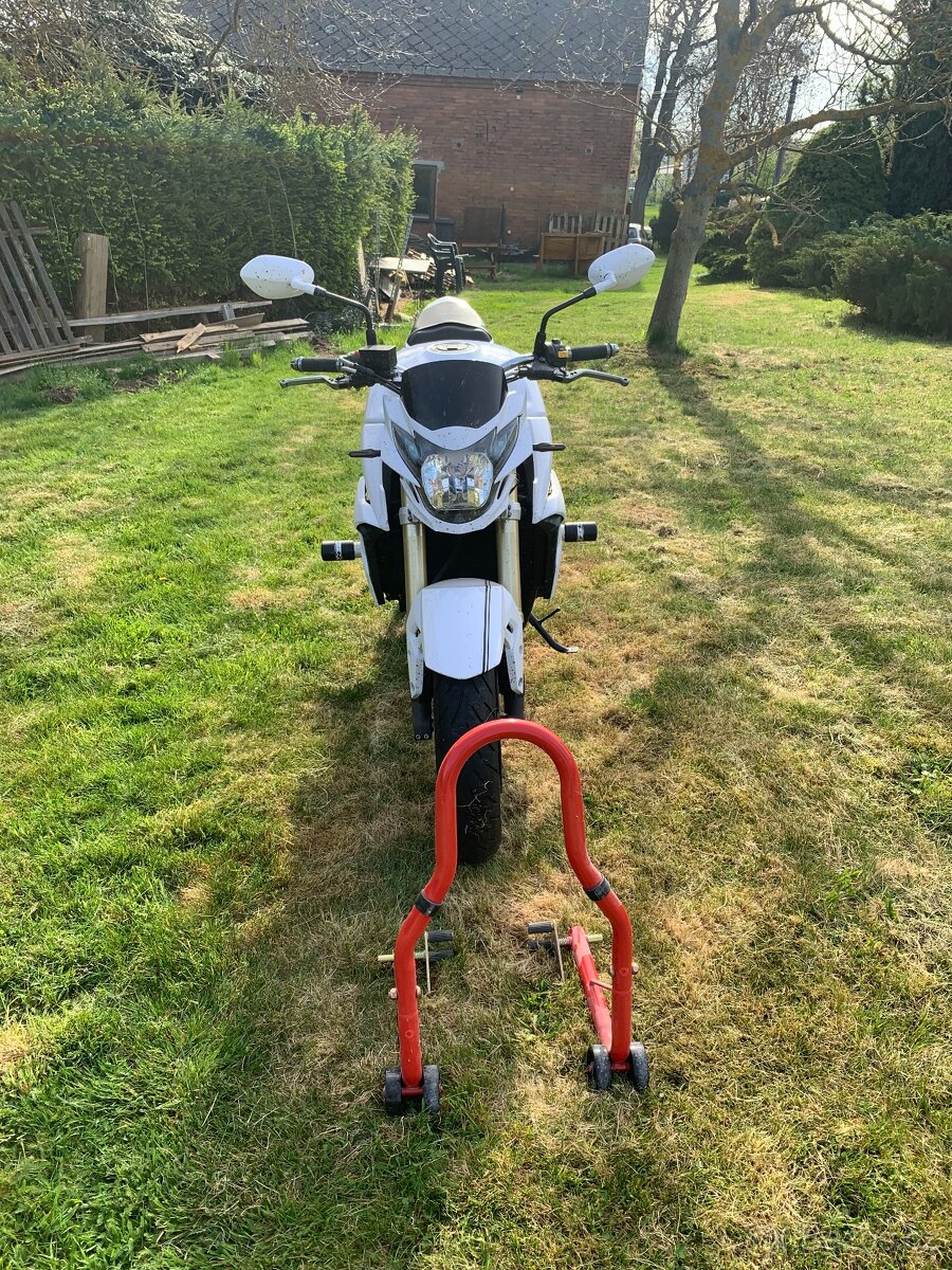 Suzuki GSR 750 - 4