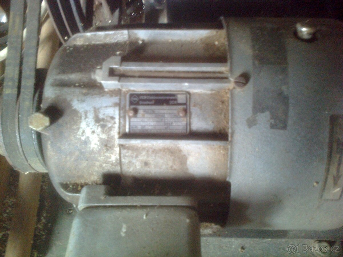 Starý vzduchový kompresor z vyklízení dílny. - 4