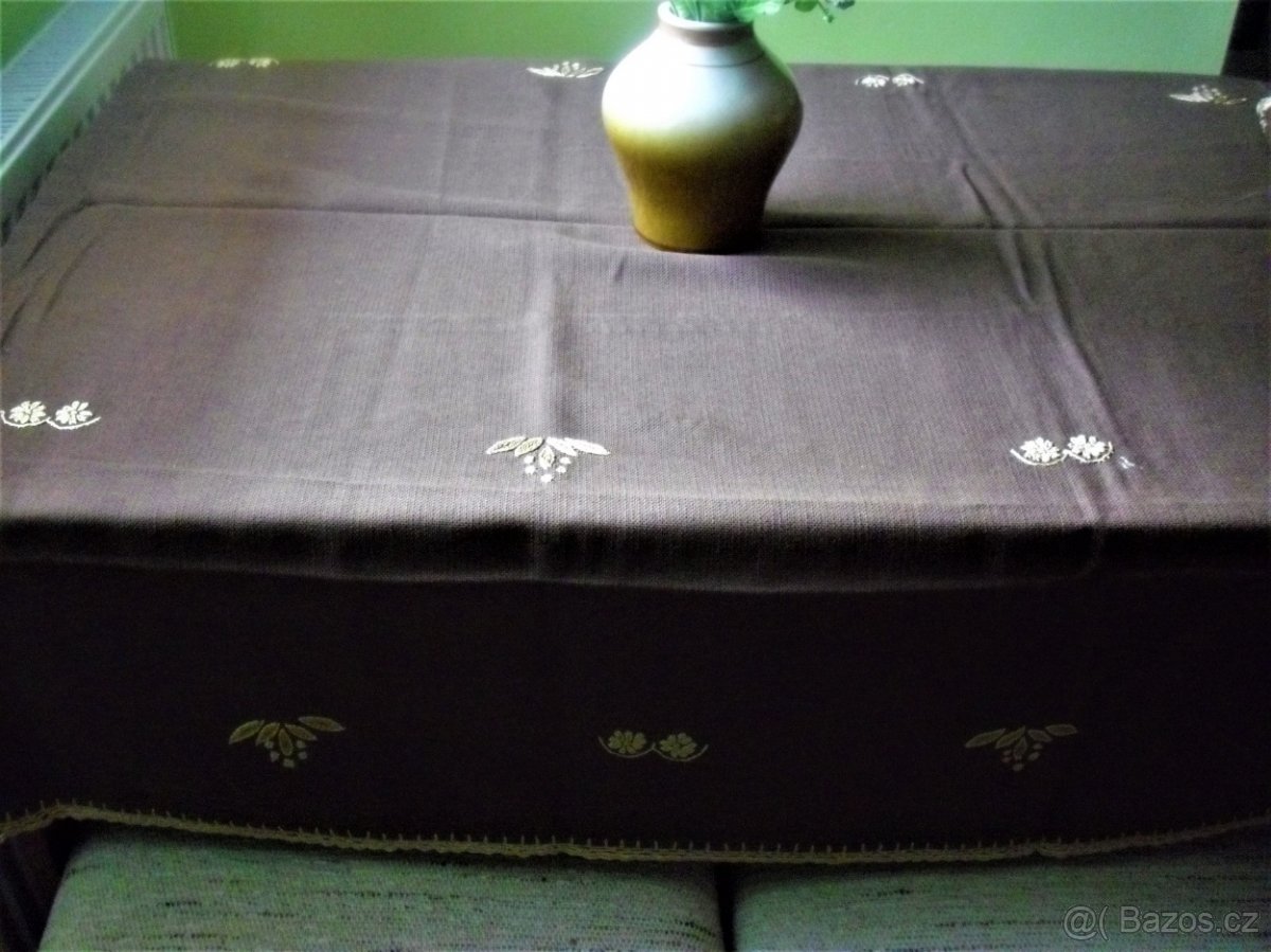 Ručně vyšívaný ubrus + 7 deček. - 4