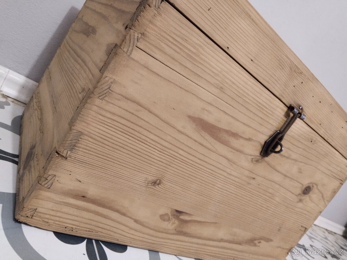 Starý, malý, dřevěný kufr, truhla po renovaci - 4