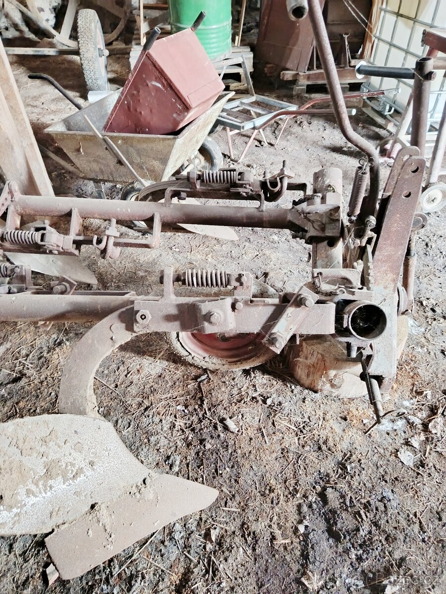 lištová sekačka MF 70 , pluh za traktor a výfuk na seno - 4