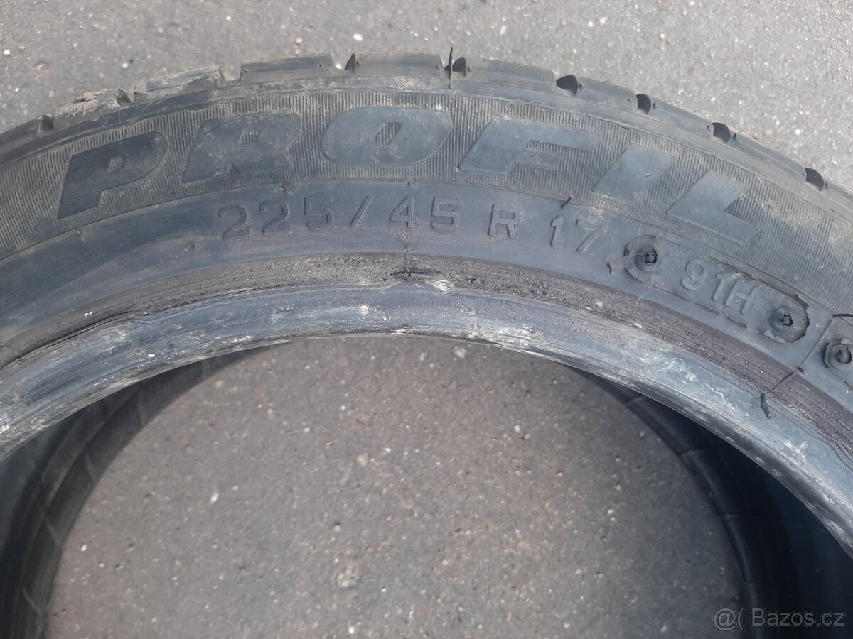 225/45R17 - 4