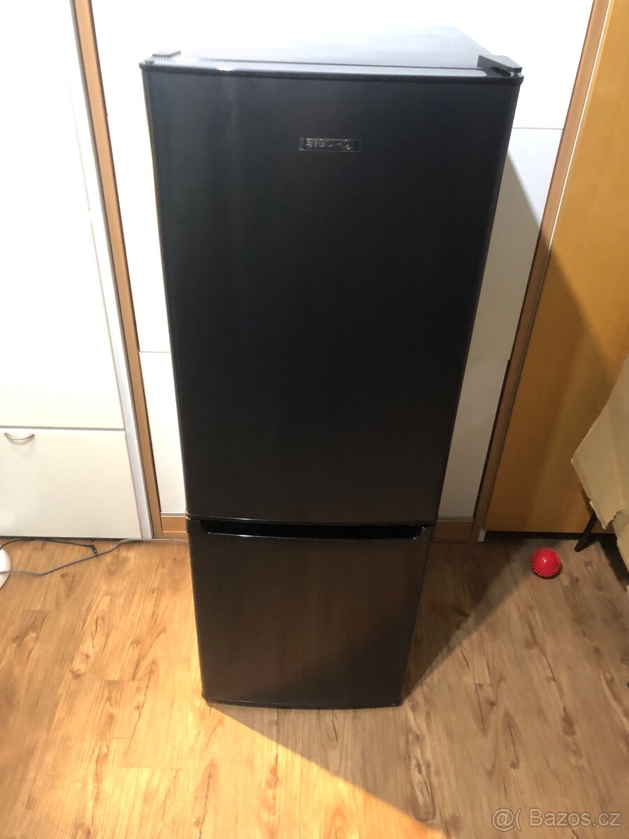 Malá lednice s mrazákem Siguro BF-c241y zánovní - 4