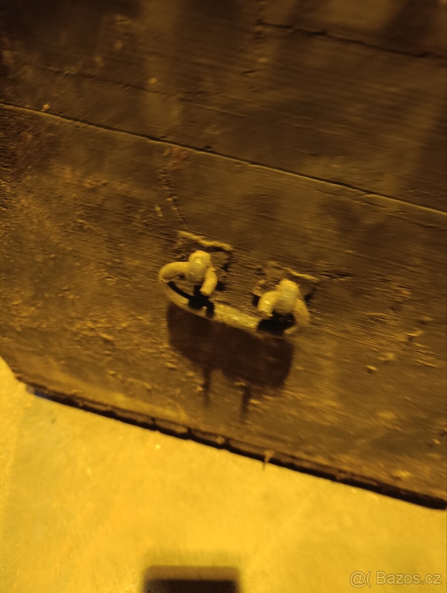 Stará dřevěná truhla - 4